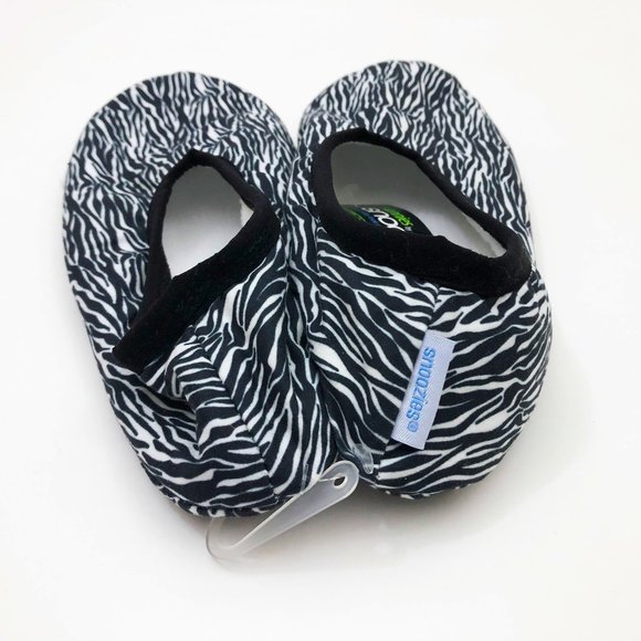 Snoozies Women's Stretch Comfort Skinnies Sketch Zebra Plush Med 7/8 - Picture 3 of 6